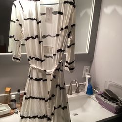 Vintatre robes For Women creme black striped NEW Cost $40 Sell $7 