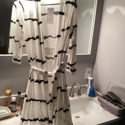 Vintatre robes For Women creme black striped NEW Cost $40 Sell $6