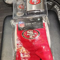 San Francisco 49ers Oven Mitt/Flask Set