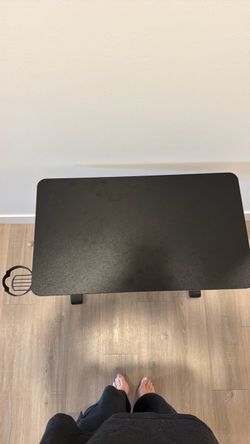 Pneumatic height-adjusted overbed table