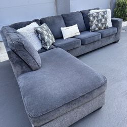 amazing condition sectional couch !!!