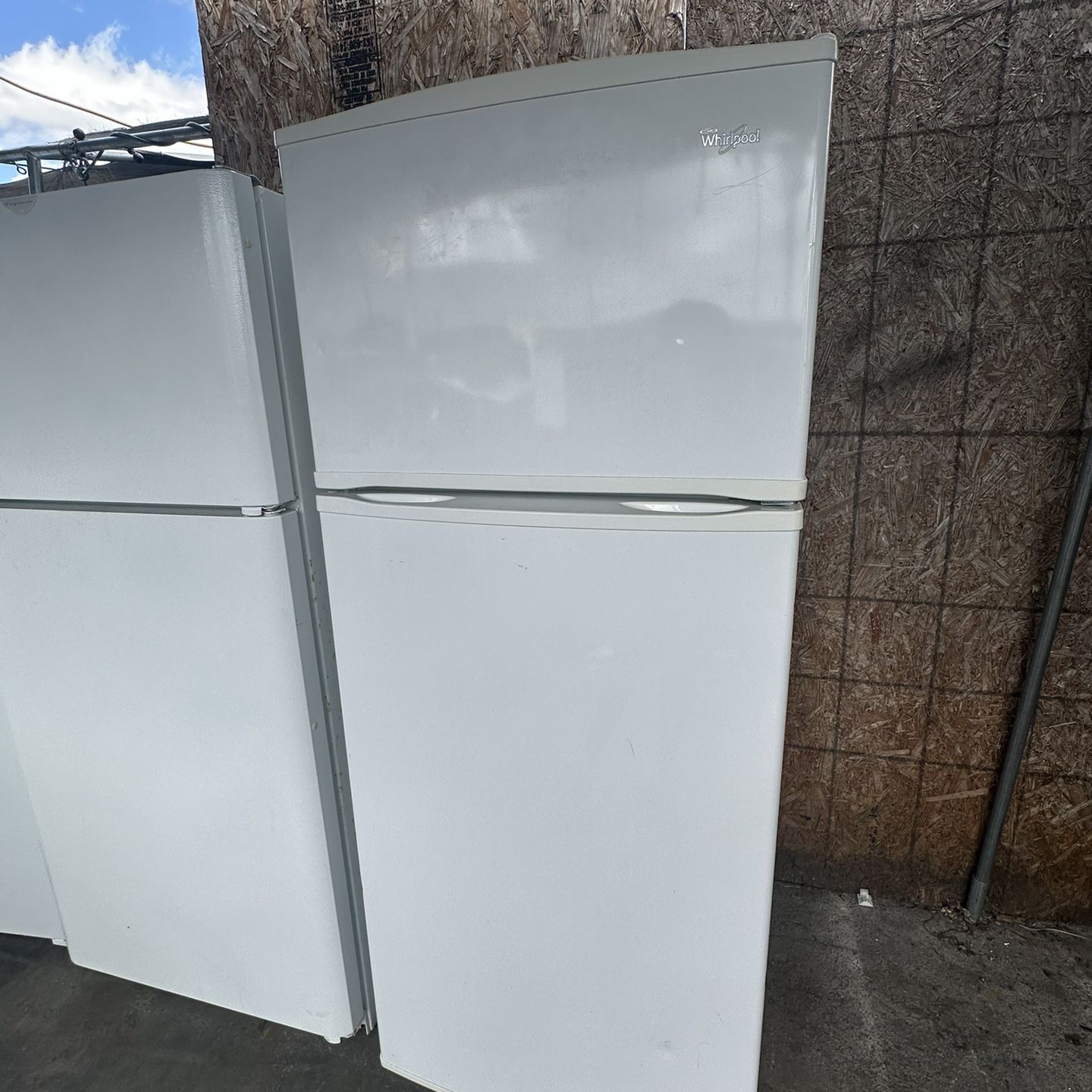 White Whirlpool Top Freezer Apt Size Fridge We Deliver And Install🚚👨🏻‍🔧