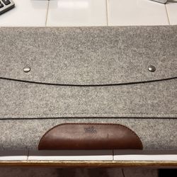 Like New/Never Used Pack & Smooch MacBook Pro / MacBook Air Sleeve (15”) 