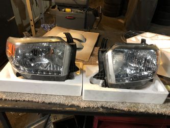 2015 tundra headlights. The set are in good condition.