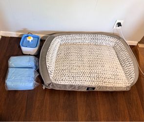 Cama para mascotas y fuente de agua se usó solo 2 veses lo demás en buenas condiciones