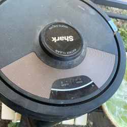 Shark Robot Vacuum W Base Station 
