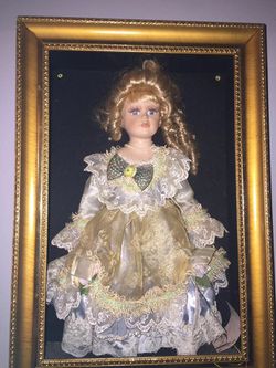 Antique Velvet box porcelain doll $10