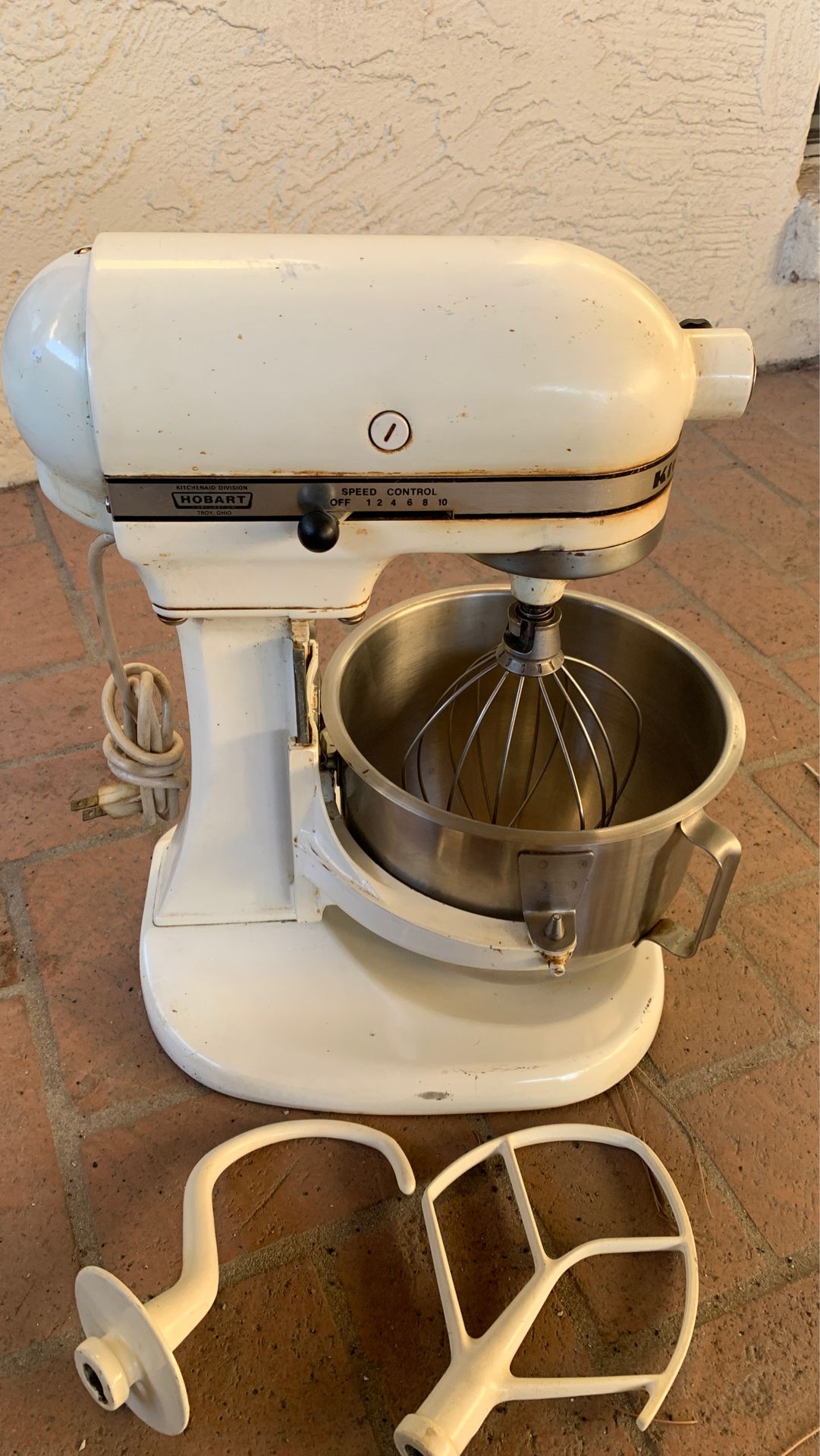Vintage Kitchen Aid Hobart Model K5A White 300w, 10 speed mixer for