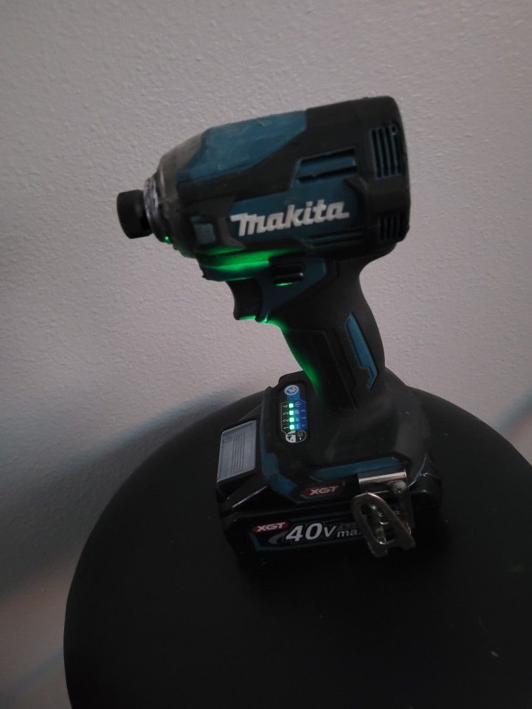 Makita Xgt 40volt Impact Driver + Battery