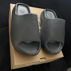 BLACK YEEZY SLIDES ONYX