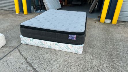 Queen Size Pillow Top Mattress And Boxspring Set $180