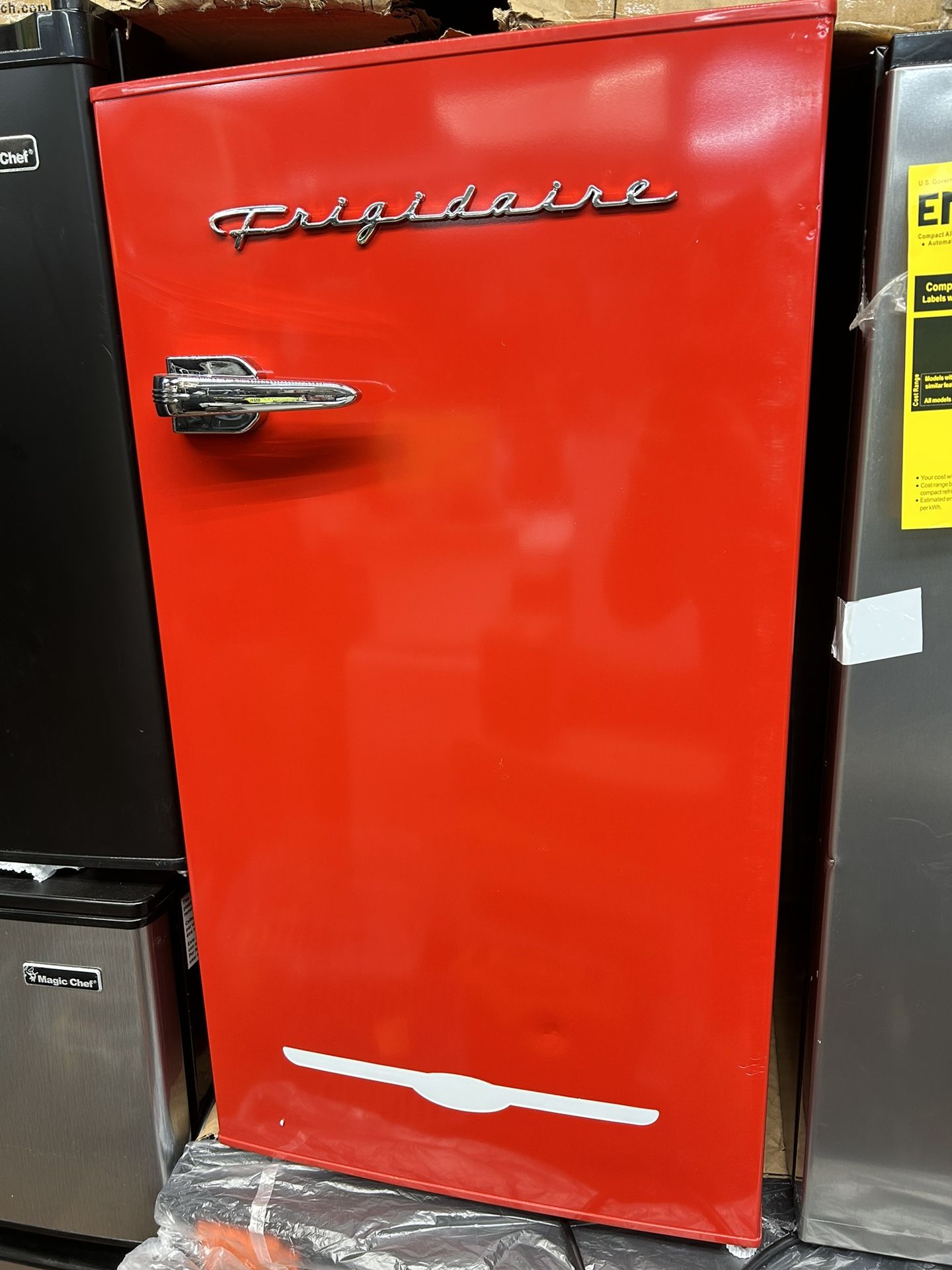 Frigidaire 3.2 cu. ft. Retro Mini Fridge in Red