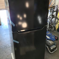 Frigidaire 10.1 cu. ft. Garage Ready Top Freezer Refrigerator in Black, ENERGY STAR #143962