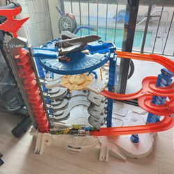 2 Hot Wheels Track Ultimate Garage 