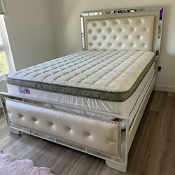 Queen Size bed frame  with LED Lights 

Mattress included 

New in a box 


Cama Queen size con Luz LED

Colchon incluido 

Nueva en caja 