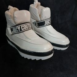 JUICY COUTURE WHITE WINTER PUFFER BOOTS.   SIZE: 9