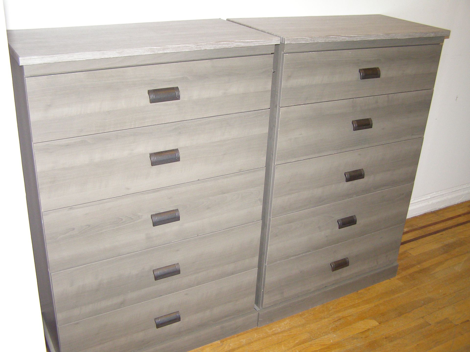 5 Drawer Chest Dresser - Excellent Cond. - Delivery Available