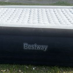 Queen 24” Raised Air Mattress w/ Built-in Pump Colchón Inflable Queen 24” con Bomba Integrada