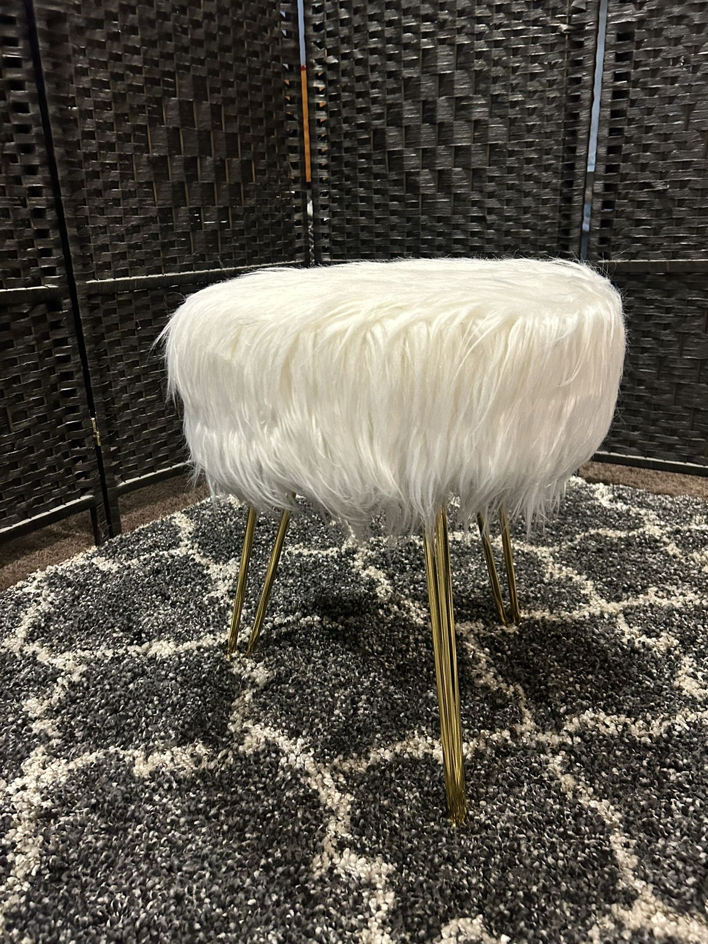 Costway Faux Fur Vanity Chair Makeup Stool Furry Padded Seat Round Ottoman White
