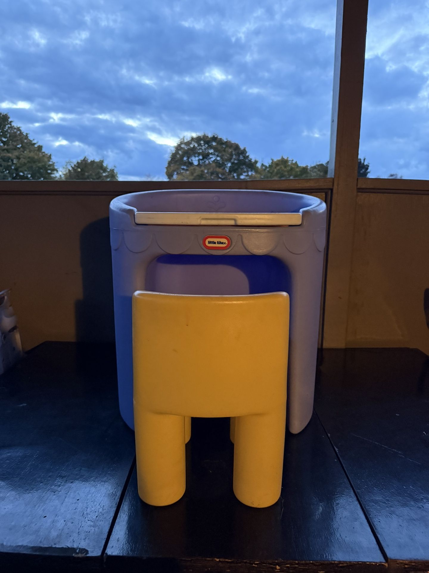 Kids Little Tikes Plastic Desk And Chair