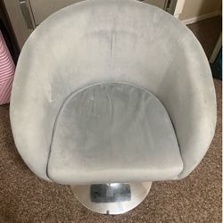 Vanity chair, vanity & dresser / bed set