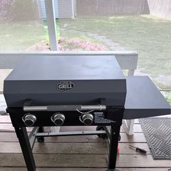 Flat top grill with propane tank