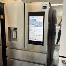 Refrigerator with screens
