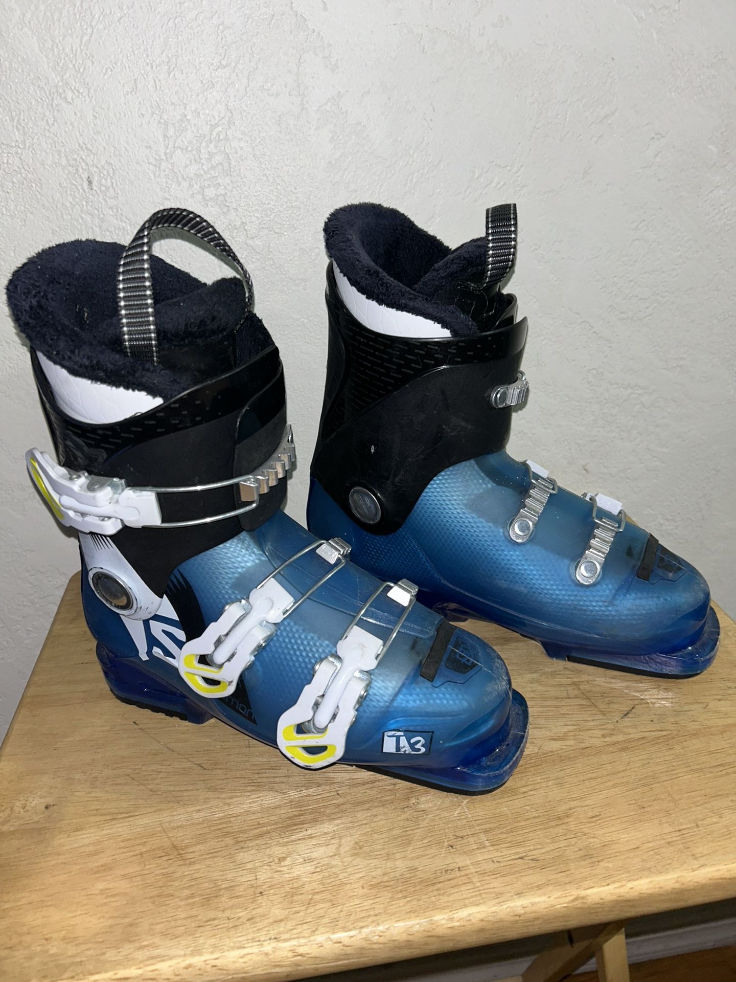 SALOMON SKI BOOTS YOUTH MENS 5.5 WOMENS 6.5 CHECK OUT MY PROFILE FOR MORE GREAT ITEMS