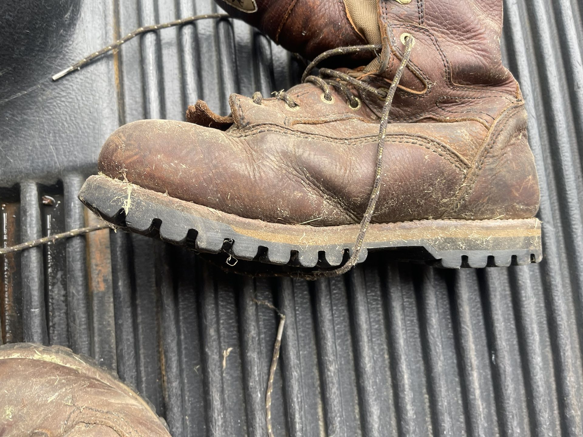 I'm selling these boots I bought them for 4 working days, they're used but in good condition, 150 cash