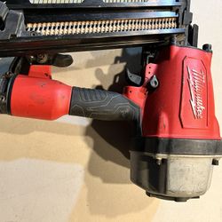 Pistola Milwakee De Clavos 21 De Aire $130 Usada