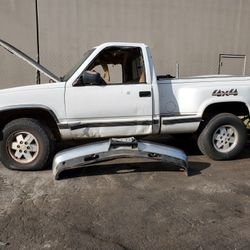 Parts off a 1989 Chevy truck fenders & bumpers 