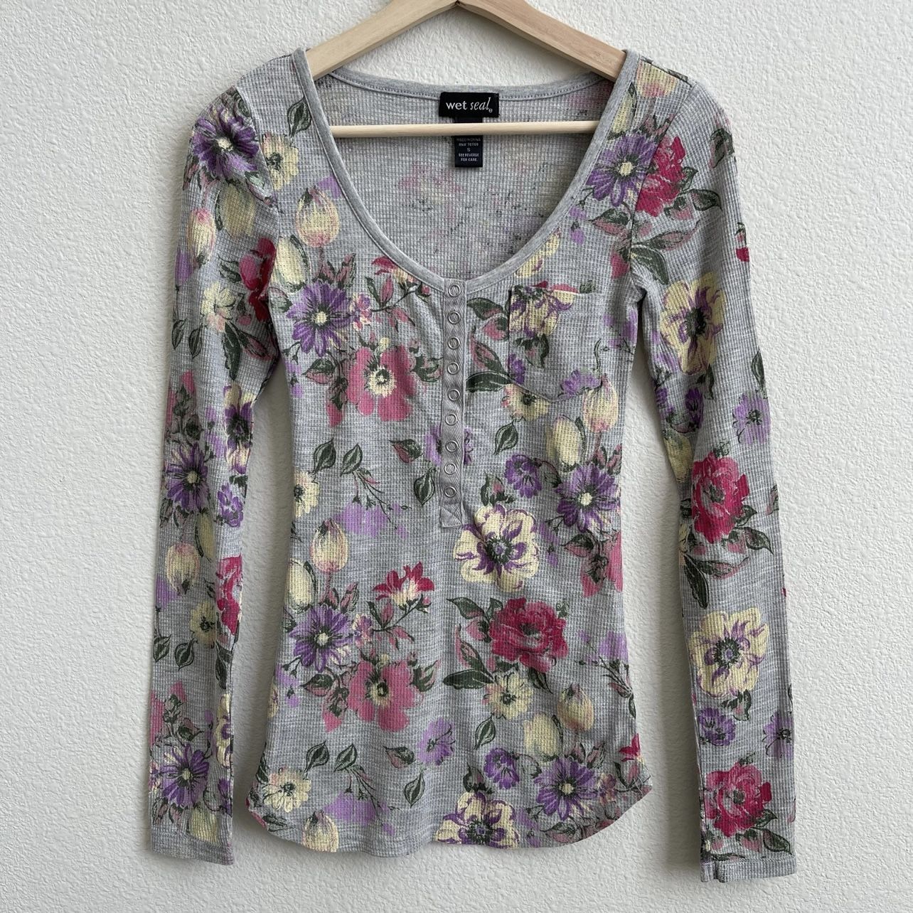 WET SEAL Bella Swan Grey Floral Thermal Scoop Neck Fitted Henley Long Sleeve Top