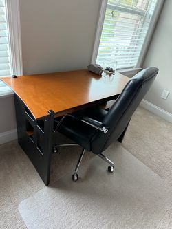 Very nice desk and chair