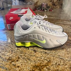 Nike Nike Shox R4 Metallic Silver Volt Running Sneakers Men’s Size 7Y / Women’s 8.5