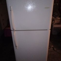 Frigidaire White 20.0 Cu Ft Fridge/Freezer