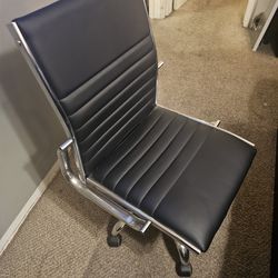 Black leather and chrome office chair (normal back height) (price discounted due to minor rust)