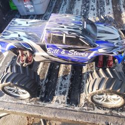 Traxxas e maxx 4wd dual motor monster truck 1/10th scale $200 needs remote battery and tires are cracked
