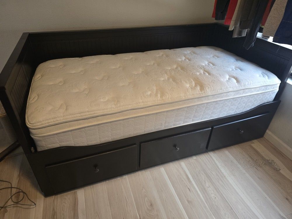 Like New Twin Size Day Bed With 3 Drawer Storage. Mattress Included