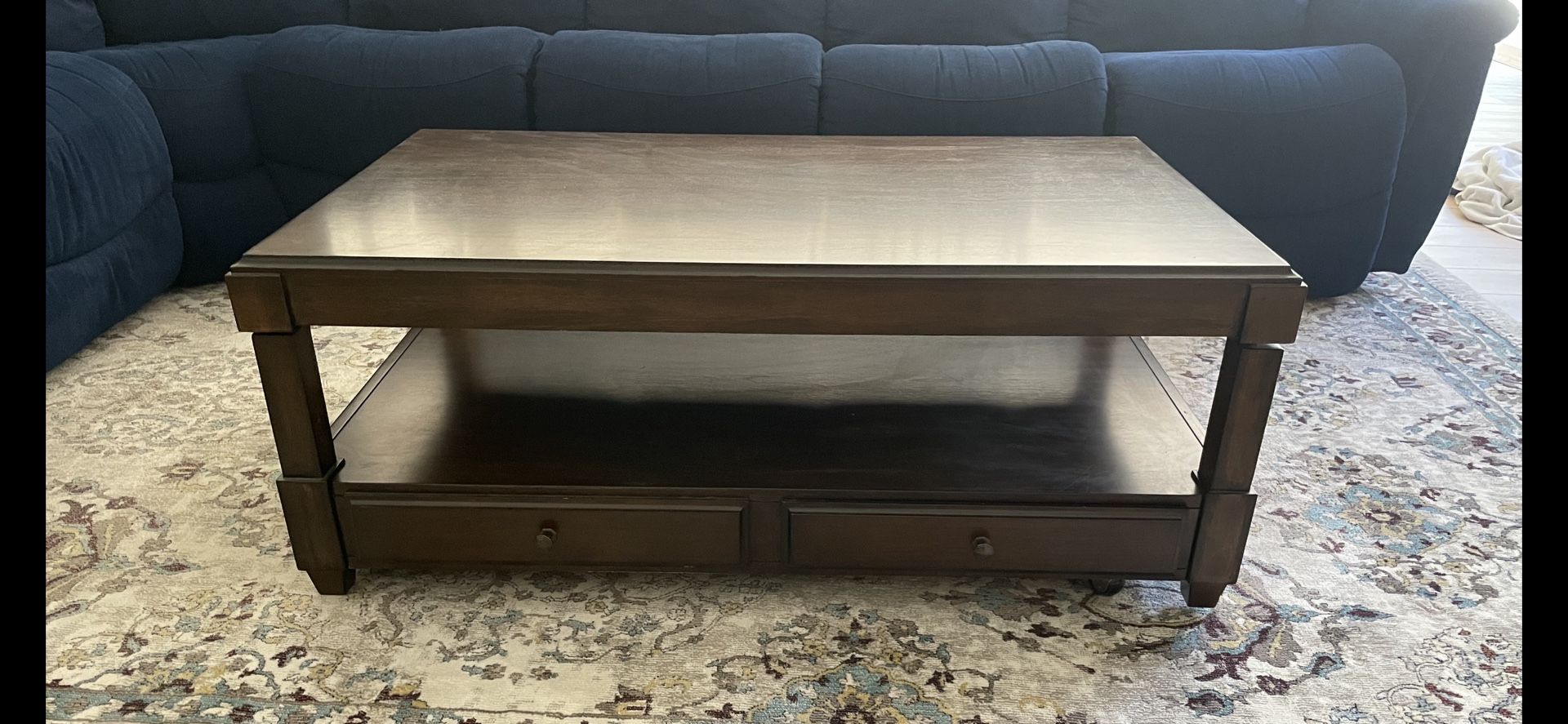 LaZBoy Halsey Lift Top Cocktail Coffe Table for Sale in San Diego, CA