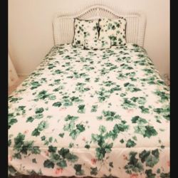 Beautiful Green And White  Ivey Plant With Pink Flowers Comforter Set...Size Full/Queen..Comes With 2 Pillow Shams And Comforter..Like NEW!