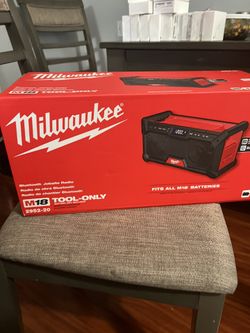 Milwaukee M18 18V Lithium-Ion Cordless Jobsite Radio