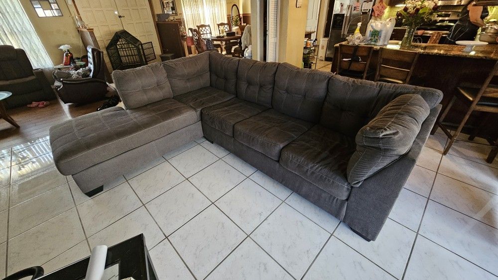 Sleeper Sofa Sectional W Pull Out Bed Barely Used