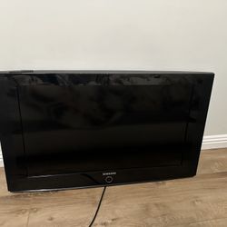 38" TV for Sale - $30 + Roku 