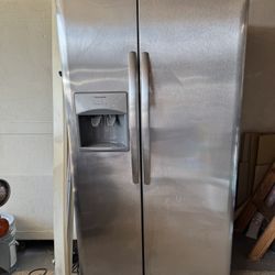 Frigidaire Side By Side 25.5 Cu. Ft. Like New.
