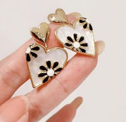 Heart Daisy Drop Earrings Gold White Black