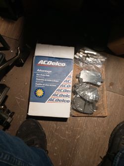 4 Brake Pads With Clips Ac Delco