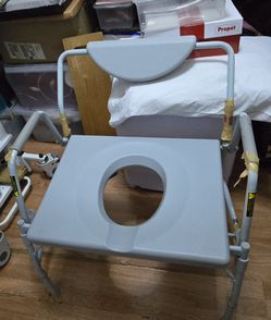 Drive Medical Deluxe Bariatric Drop-Arm Commode, model HX5 9JP