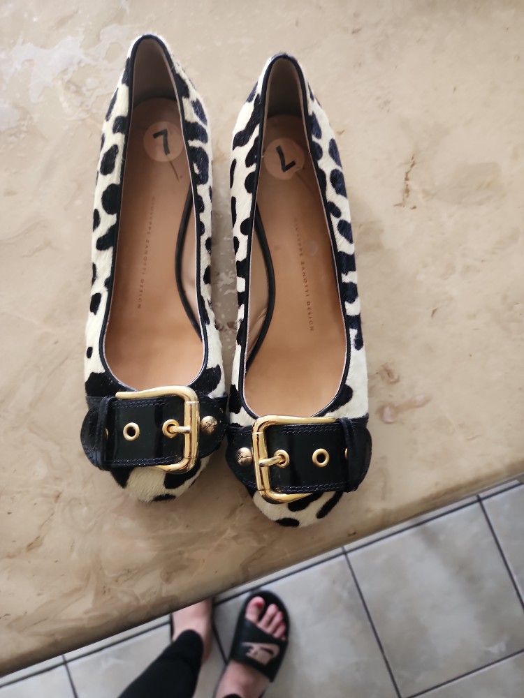 Gently used say 7 shoes