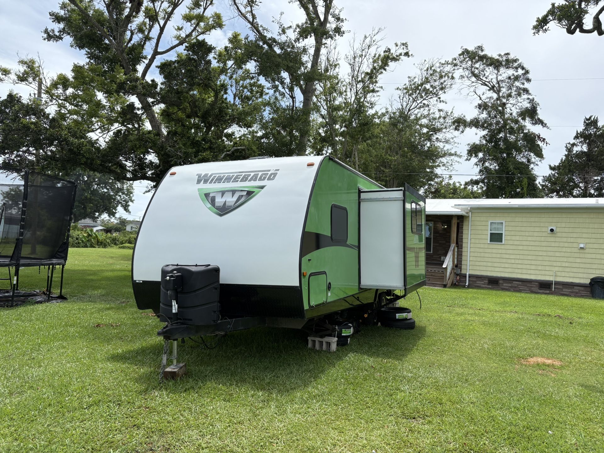 2014 Winnebago 2051dks
