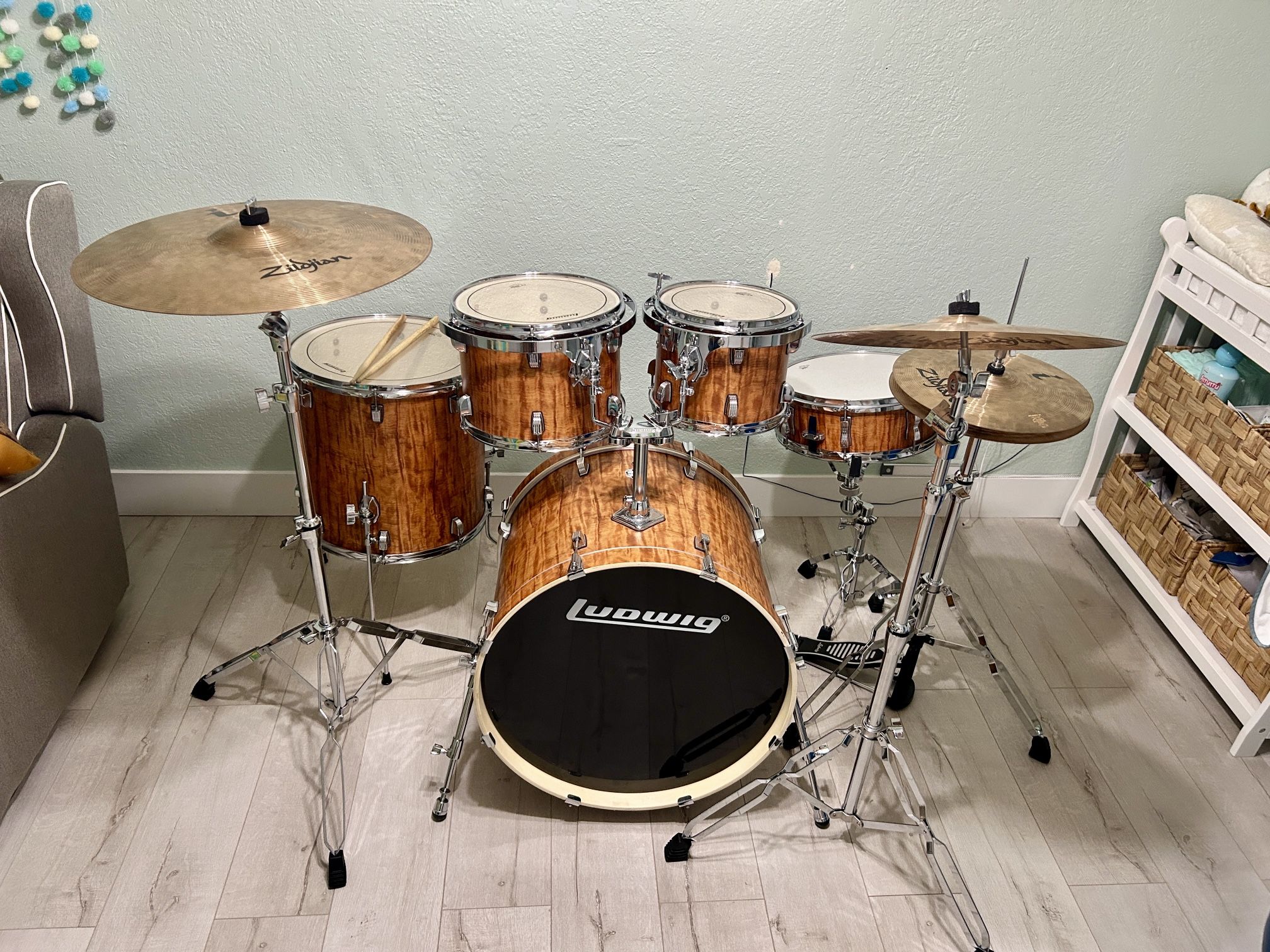 Ludwig Evolution 5piece Drum Set w/22” Bass Drum And Zildjian Cymbals